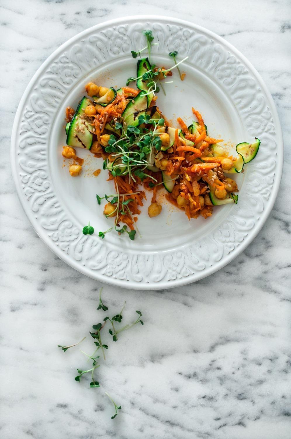 Foto em destaque de Salada de Courgette com Cenoura e Grão
