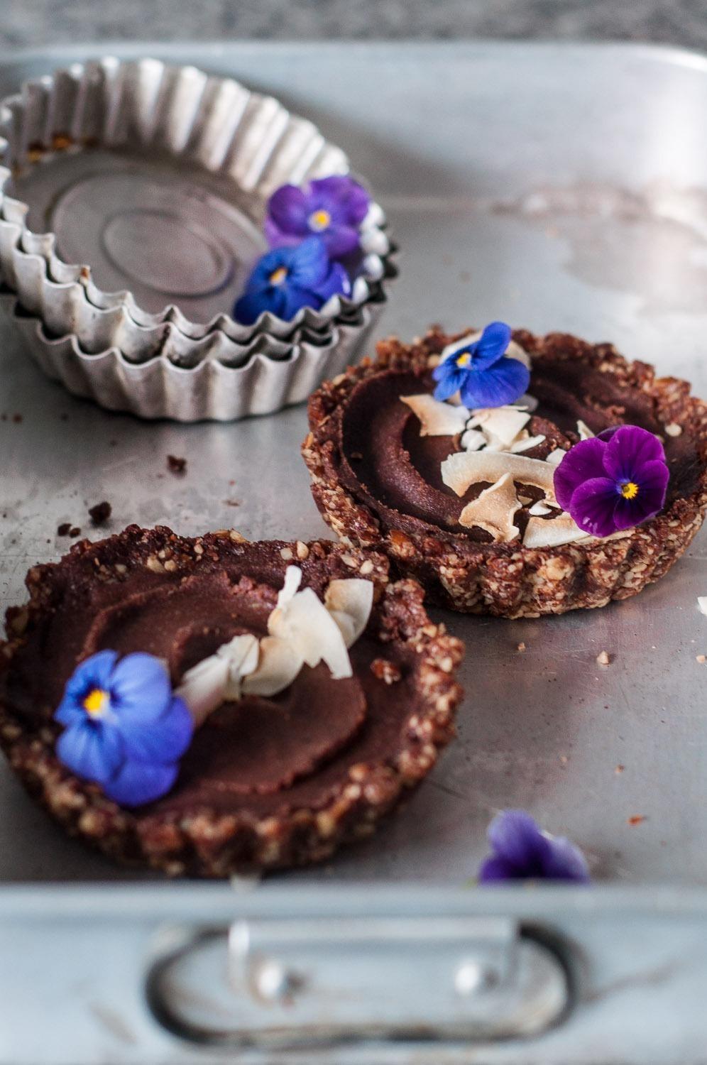 Foto em destaque de Tarteletes Cruas de Mousse de Cacau e Avelãs